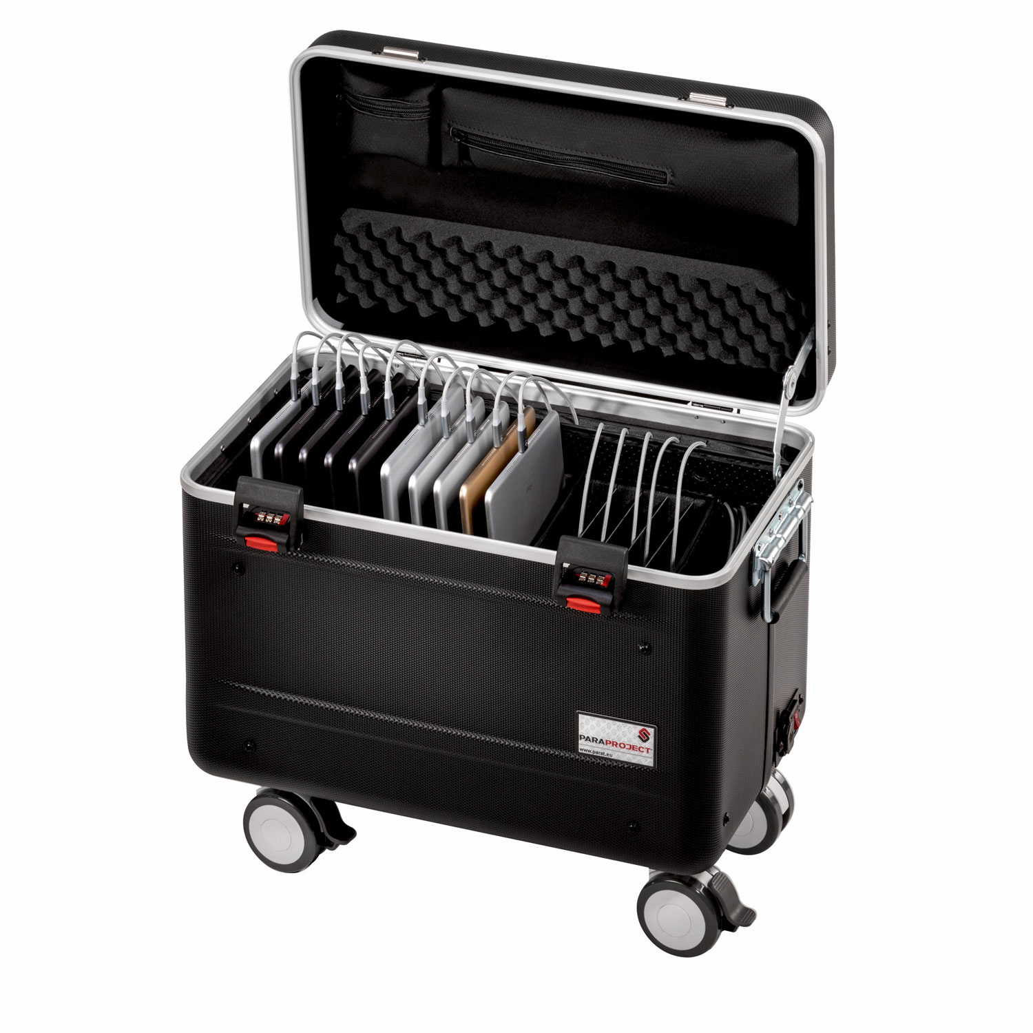 Intérieur de la valise Paraproject Micro Case TC15 avec tablettes en cours de recharge dans les compartiments dédiés et ports USB visibles