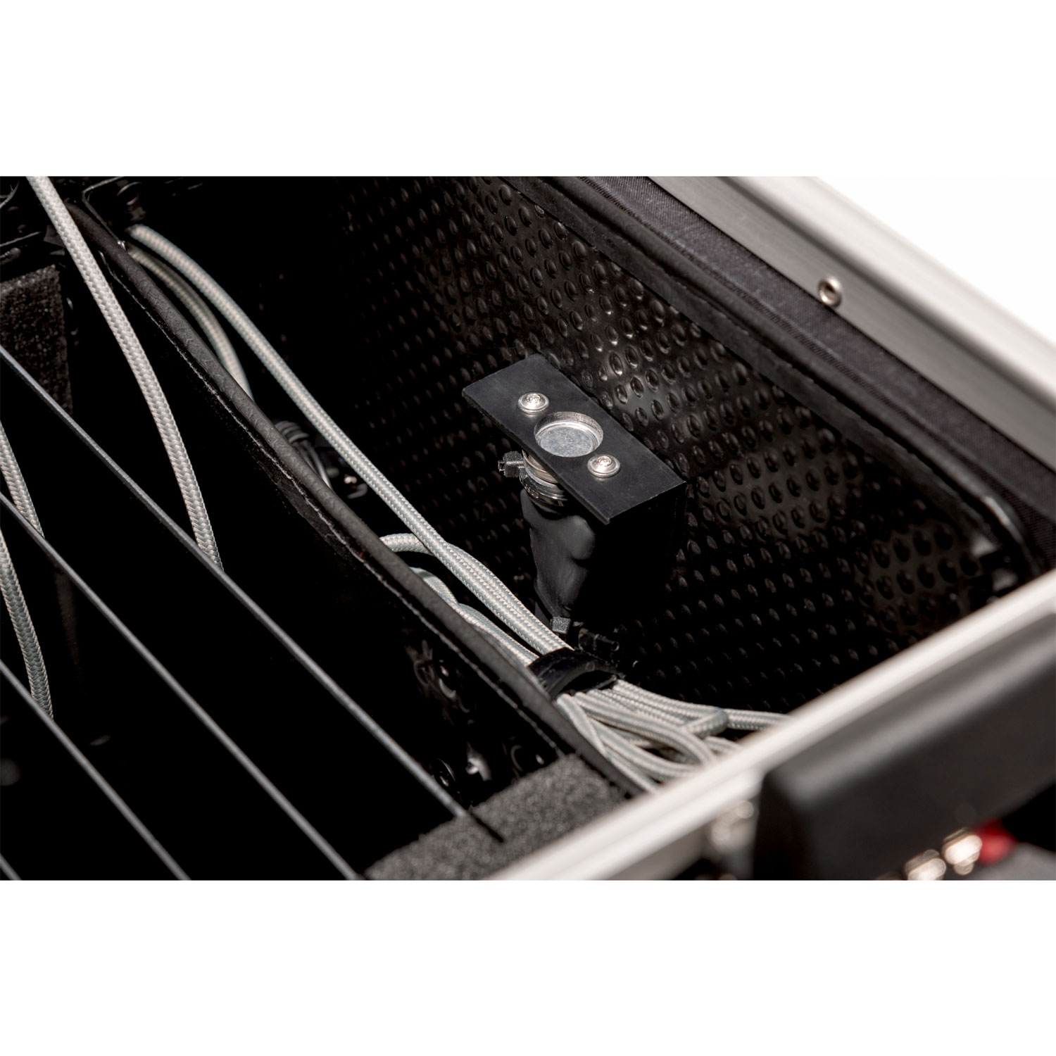Organisation des câbles dans la valise Paraproject Case TC15 Plus, montrant les câbles bien rangés et un capteur de température pour arrêt automatique en cas de surchauffe
