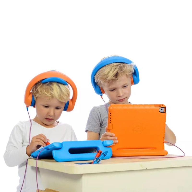 Deux enfants portant des casques audio KidsCover orange et bleu tout en utilisant des tablettes